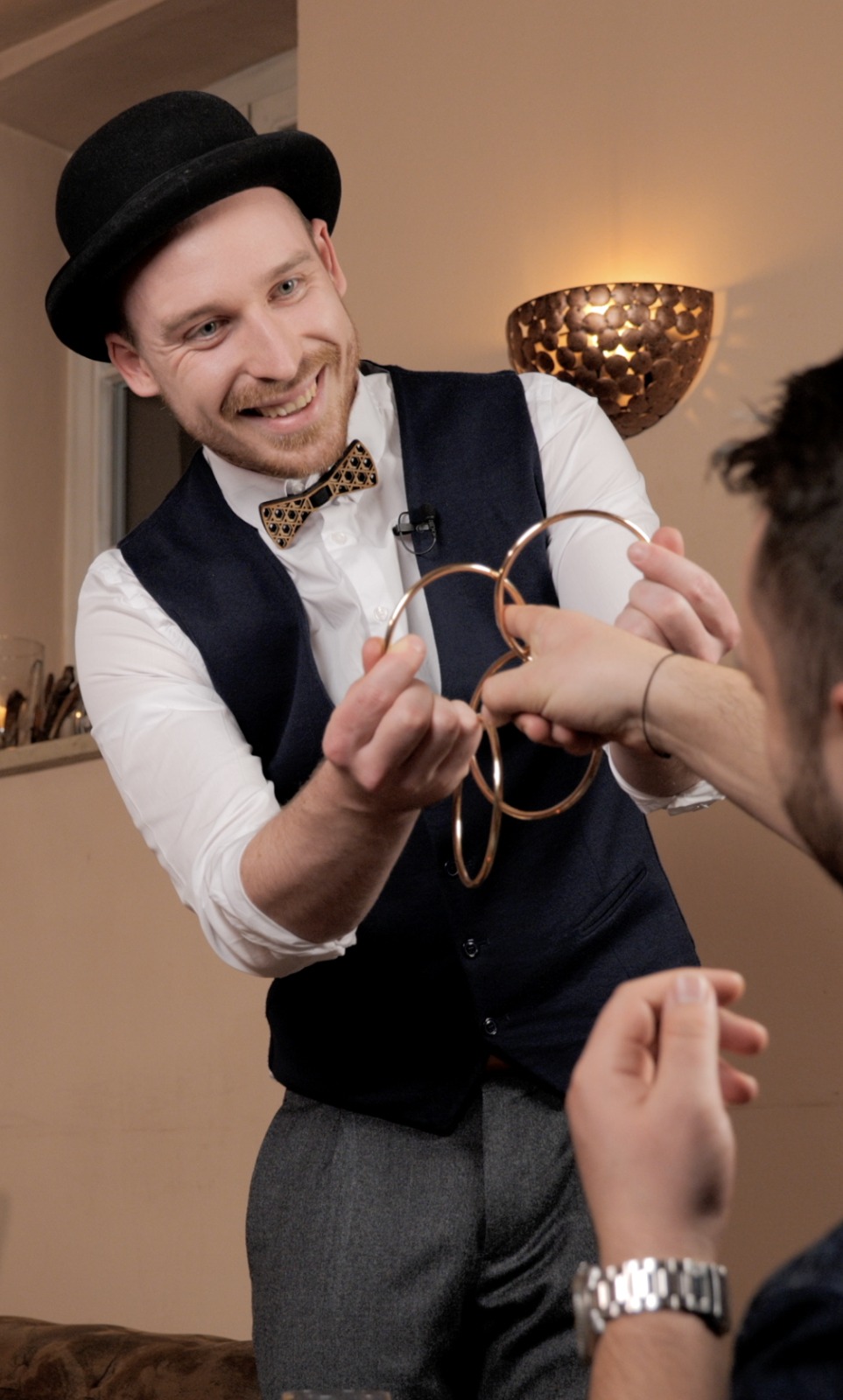 George Busch bei einer Close-Up Performance mit Ringen